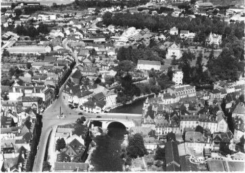 Vue aérienne sur la Place Thiers, le Pont Sainte-Marie et le Gave d'Aspe