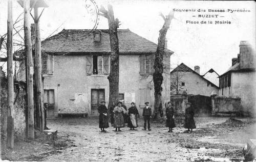 Place de la mairie à Buziet