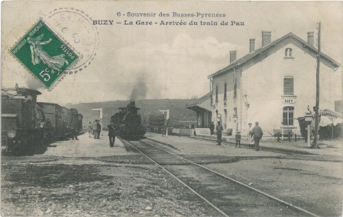 Buzy - La gare et l'arrivée du train de Pau