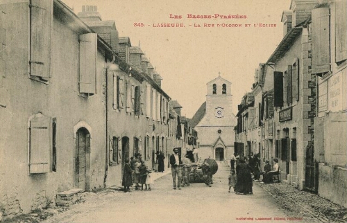 La rue d'Oloron et l'église de Lasseube