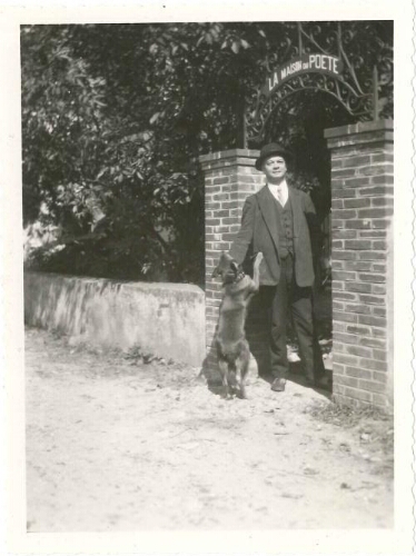 Tristan Derème avec son chien devant la "maison du poète"