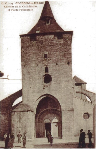 Clocher et portail de la Cathédrale Sainte-Marie