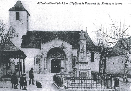 Ogeu-les-Bains (B.P.) - L'église et le monument des Morts de la Guerre