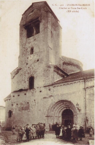 Clocher et Porte de l'église Sainte-Croix