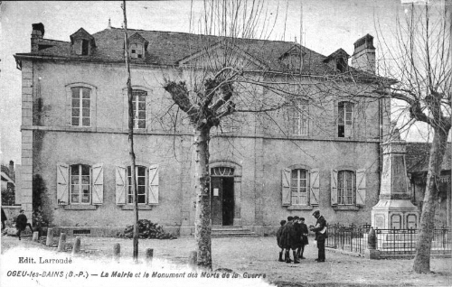 Ogeu-les-bains (B.-P.) - La mairie et le monument des morts de la guerre